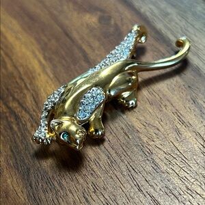 Sparkling  Keyes pin Gold and rhinestones Panther Brooch A1